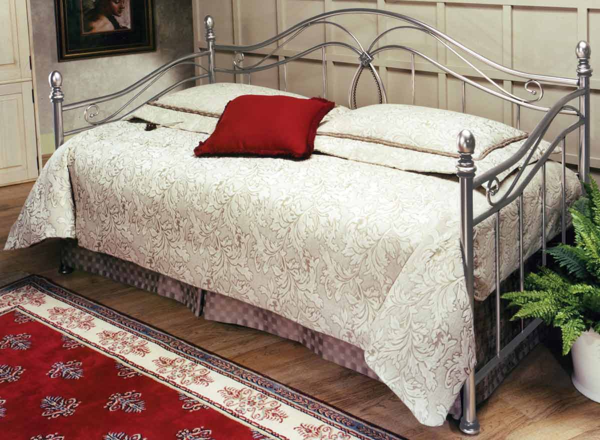 металлические кровати и диваны